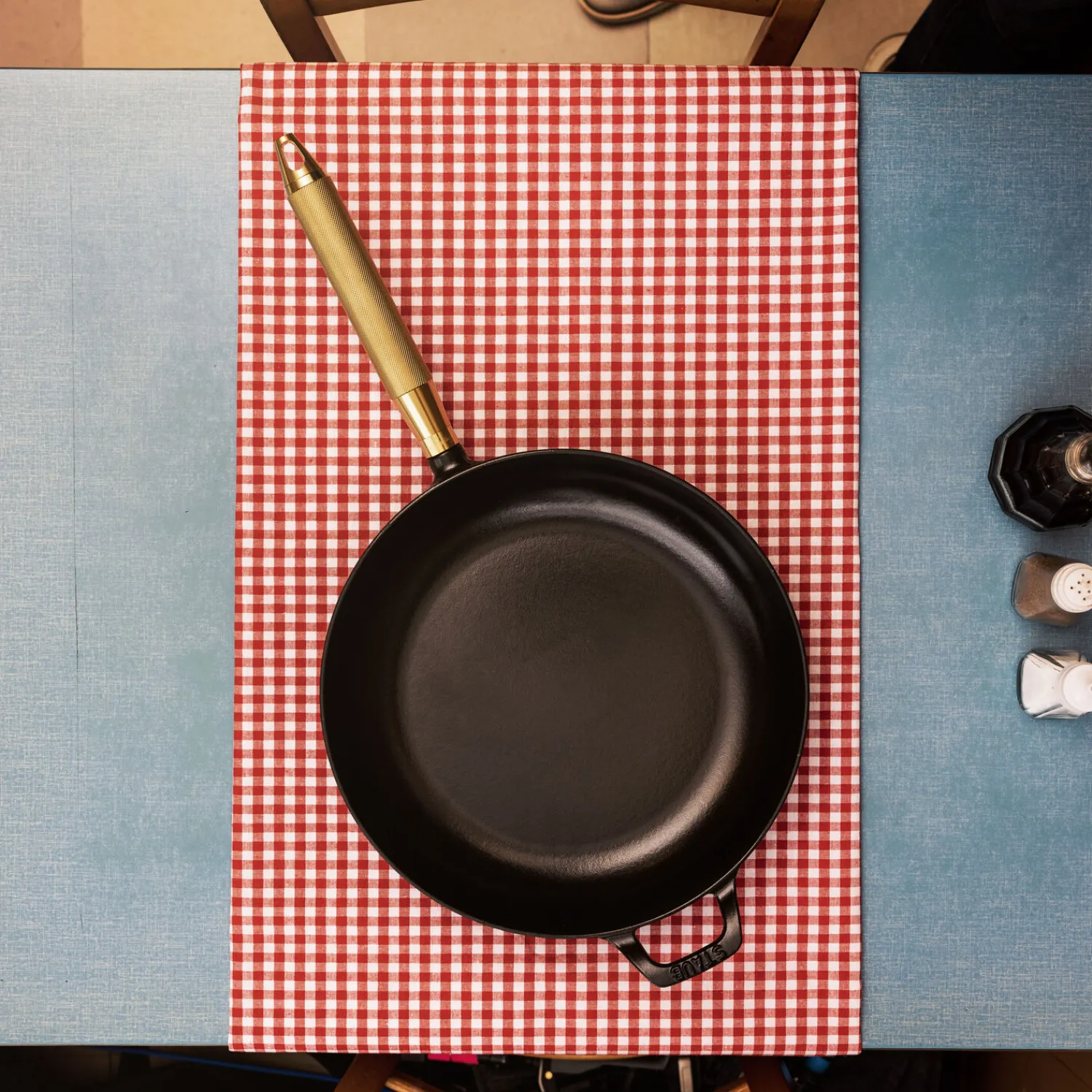 Staub Bratpfanne Buster+Punch 28 cm, rund, Schwarz, Gusseisen
