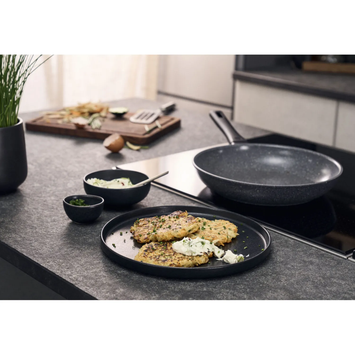 ZWILLING Bratpfanne, 24 cm, Aluminium, Titanverstärkte keramische Antihaftbeschichtung