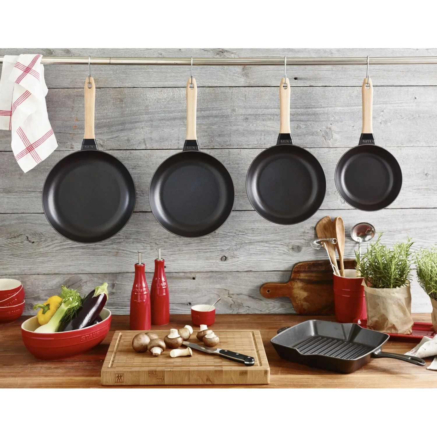 Staub Bratpfanne mit Holzgriff 26 cm, rund, Schwarz, Gusseisen