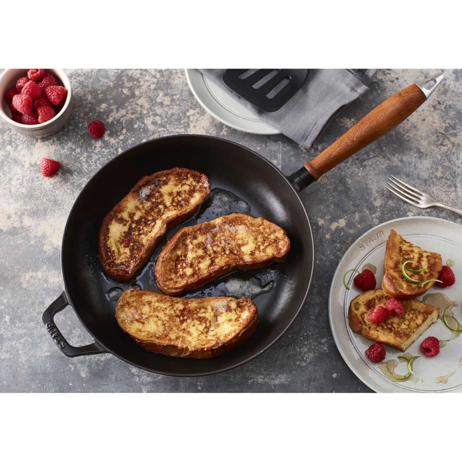 Staub Bratpfanne mit Holzgriff 24 cm, rund, Schwarz, Gusseisen