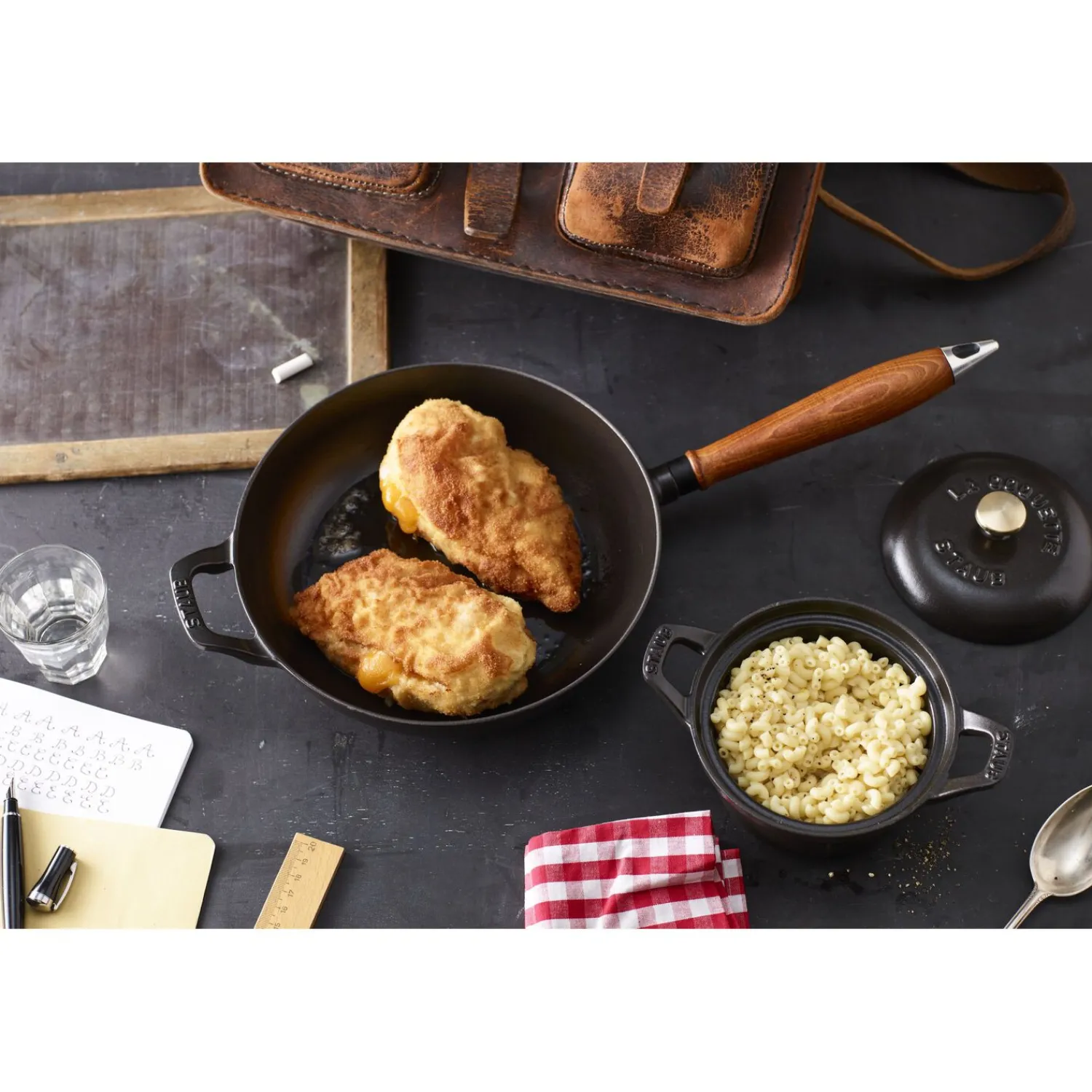 Staub Bratpfanne mit Holzgriff 24 cm, rund, Schwarz, Gusseisen