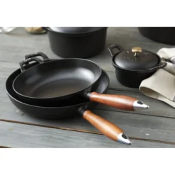 Staub Bratpfanne mit Holzgriff 24 cm, rund, Schwarz, Gusseisen