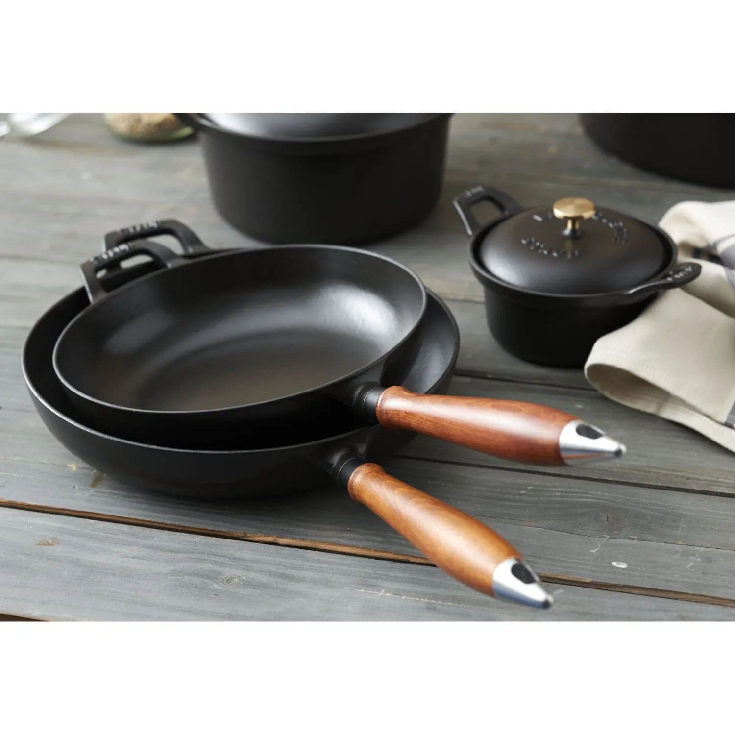 Staub Bratpfanne mit Holzgriff 24 cm, rund, Schwarz, Gusseisen