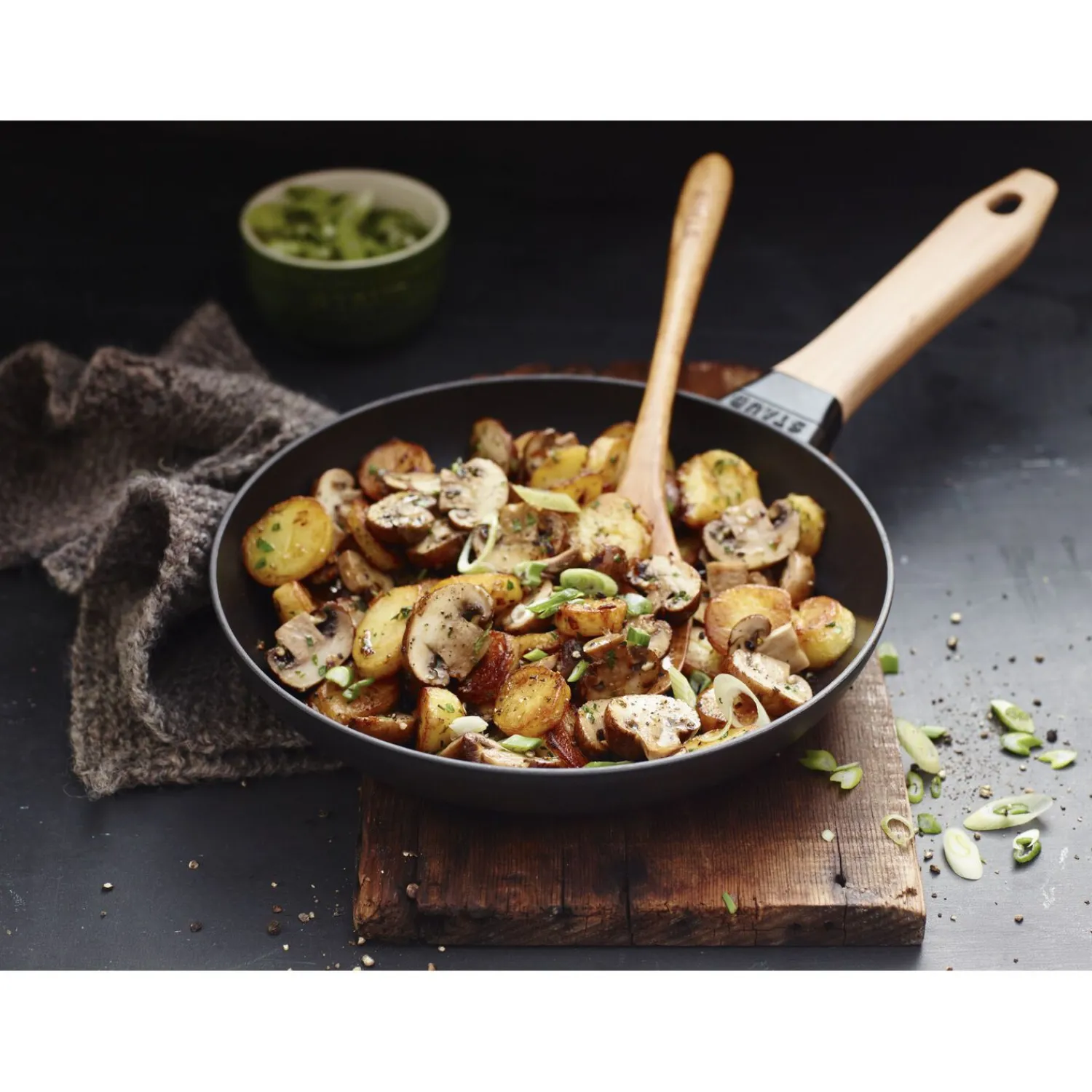 Staub Bratpfanne mit Holzgriff 24 cm, rund, Schwarz, Gusseisen