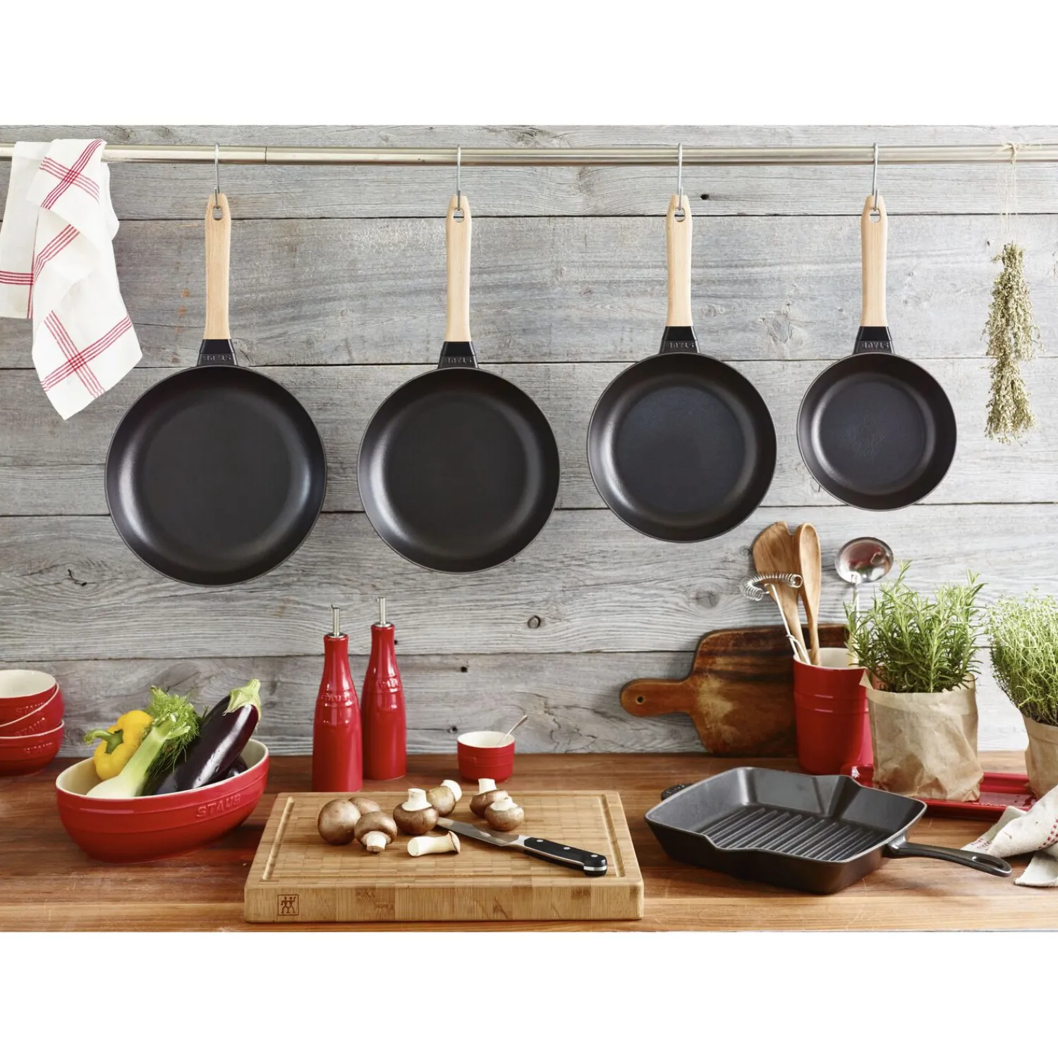 Staub Bratpfanne mit Holzgriff 24 cm, rund, Schwarz, Gusseisen