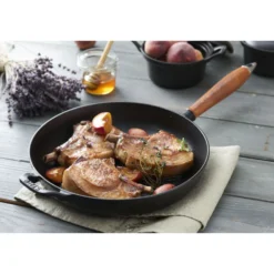 Staub Bratpfanne mit Holzgriff 28 cm, rund, Schwarz, Gusseisen