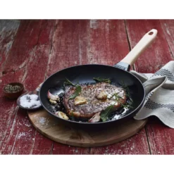 Staub Bratpfanne mit Holzgriff 28 cm, rund, Schwarz, Gusseisen