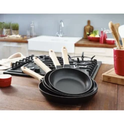 Staub Bratpfanne mit Holzgriff 28 cm, rund, Schwarz, Gusseisen