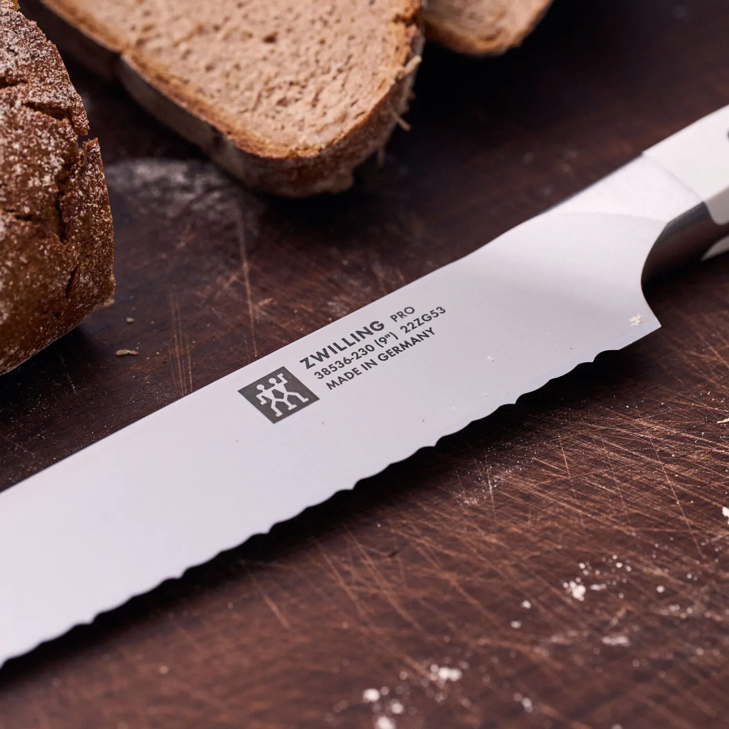 ZWILLING Brotmesser 23 cm, Wellenschliff