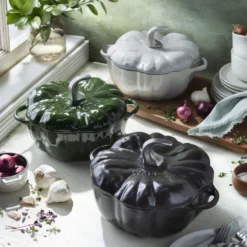 Staub Cocotte 24 cm, Kürbis, Schwarz, Gusseisen