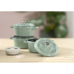 Staub Mini Cocotte 10 cm, rund, Salbeigrün, Gusseisen