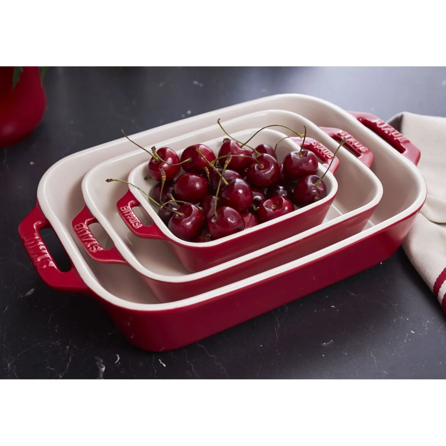 Staub Ofenformen & Ofenhandschuhe Set, 5-tlg. / S/M/L, Kirsch-Rot, Keramik/Baumwolle