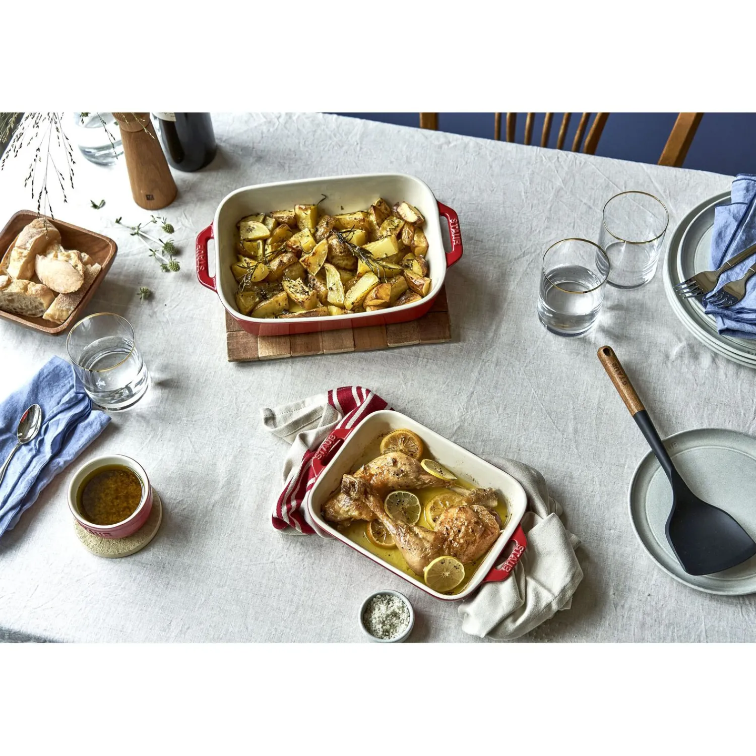 Staub Ofenformen & Ofenhandschuhe Set, 5-tlg. / S/M/L, Kirsch-Rot, Keramik/Baumwolle