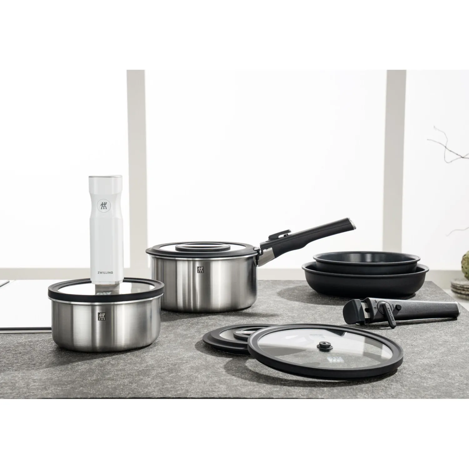 ZWILLING Starter-Set mit Pfannen, Töpfen, Deckeln, Griffen, Vakuumpumpe und Zubehör, 15-tlg