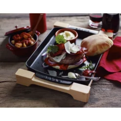 Staub Teller mit Holzunterlage 33 cm x 22 cm, rechteckig, Schwarz, Gusseisen