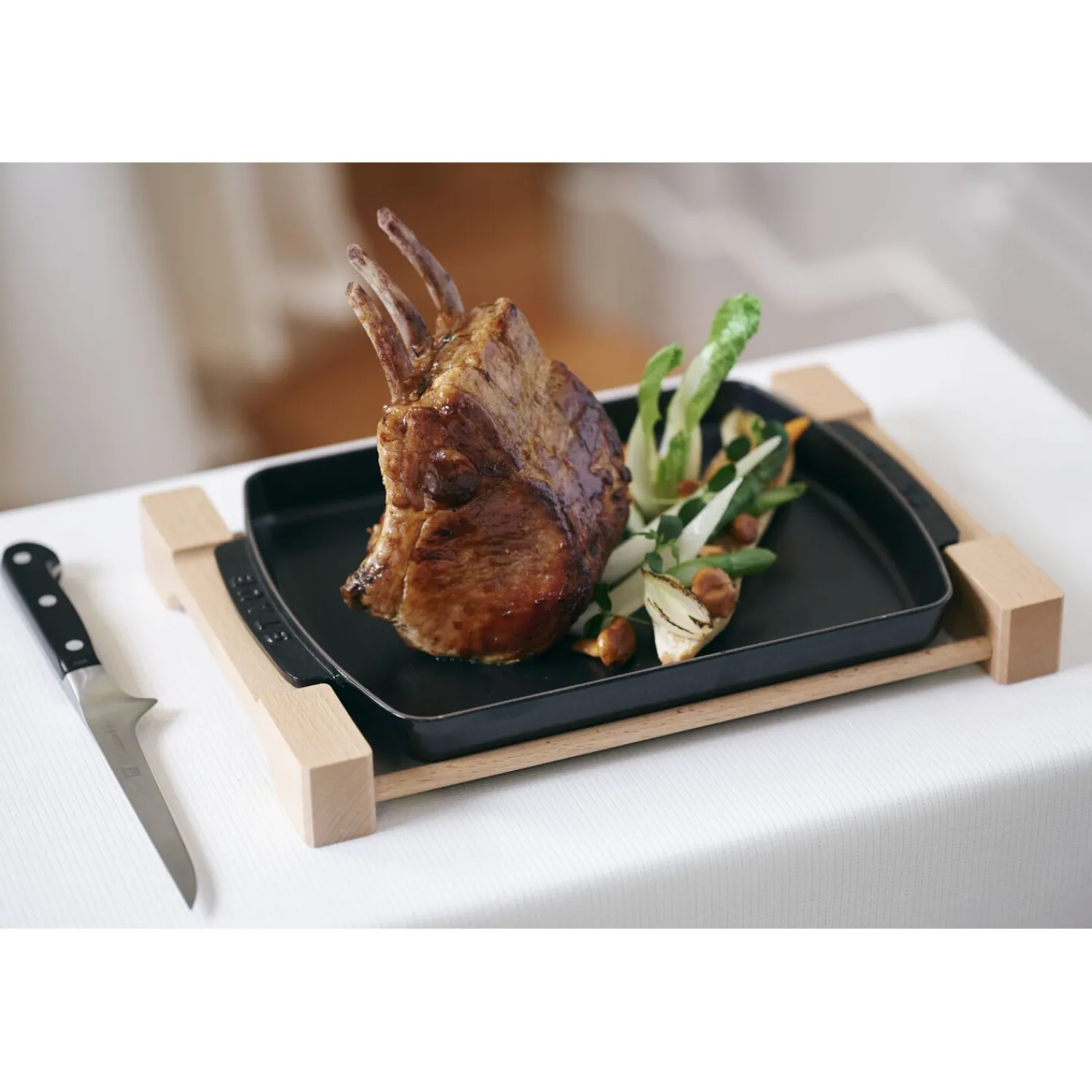 Staub Teller mit Holzunterlage 33 cm x 22 cm, rechteckig, Schwarz, Gusseisen