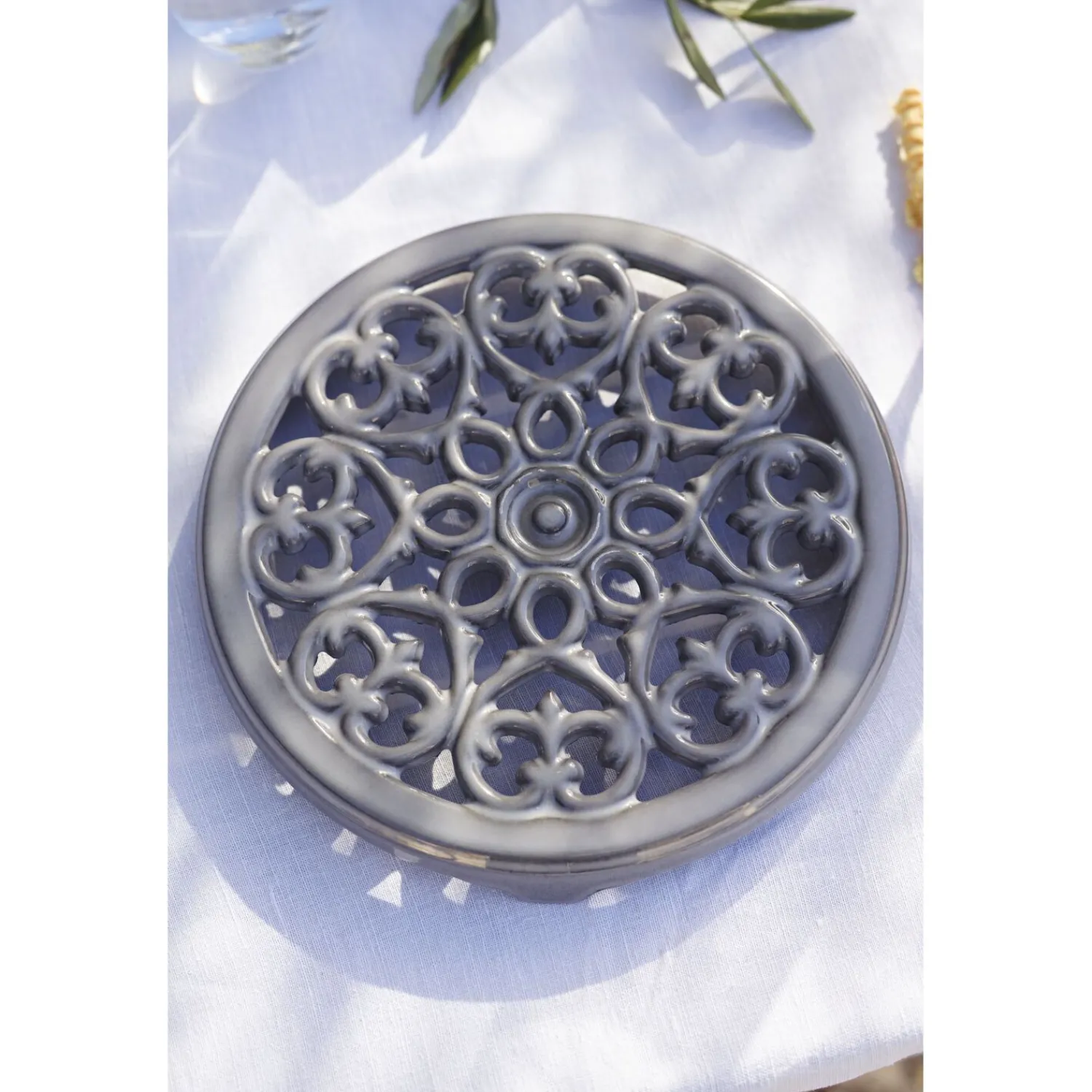 Staub Untersetzer 23 cm, rund, Gusseisen
