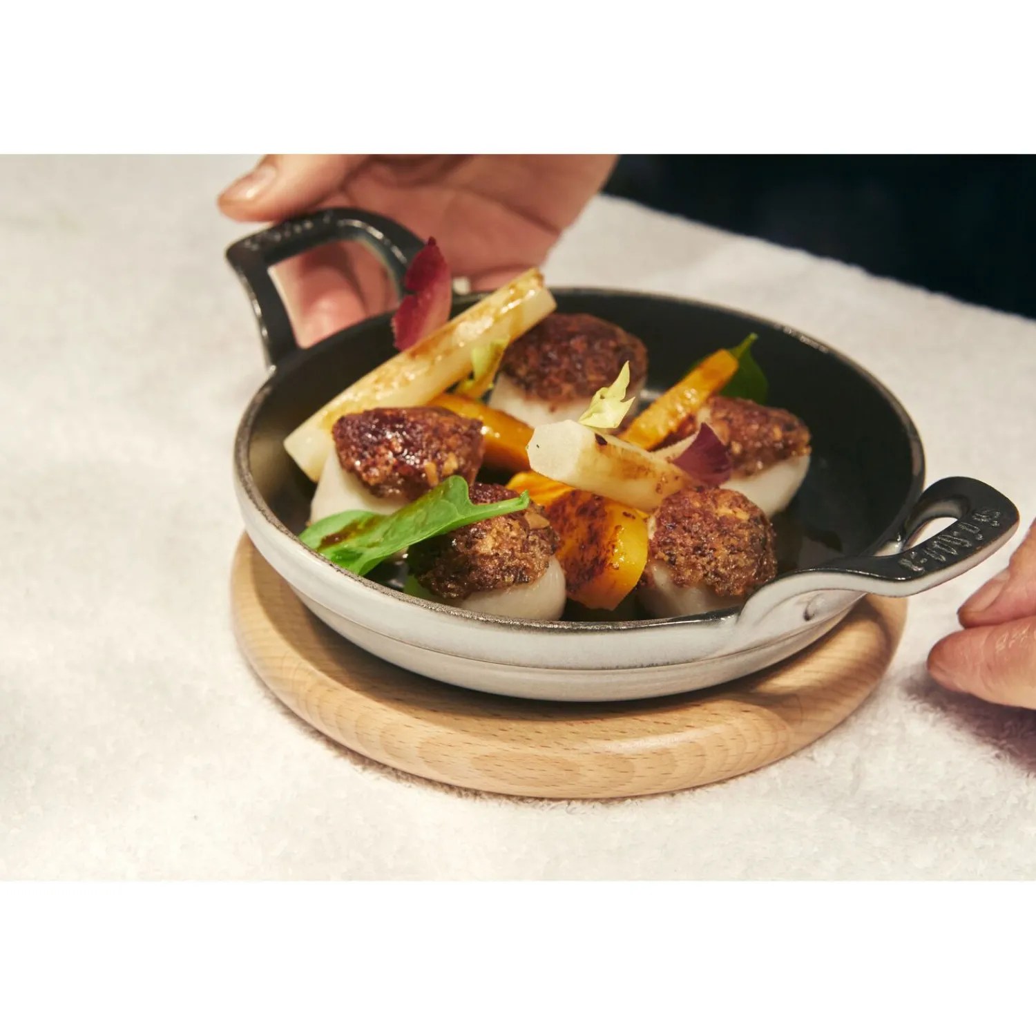 Staub Untersetzer magnetisch 15 cm, oval, Buche