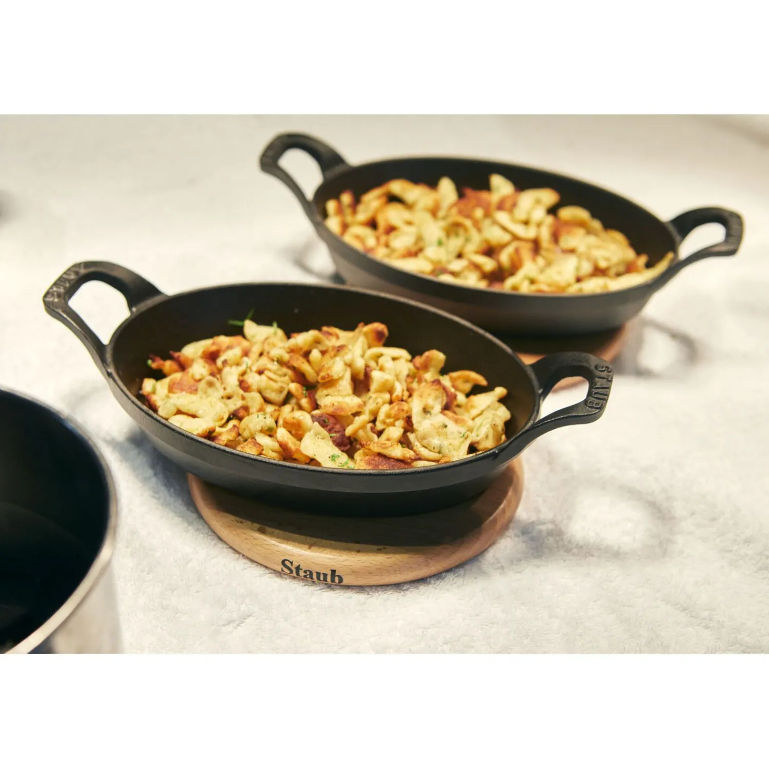 Staub Untersetzer magnetisch 15 cm, oval, Buche