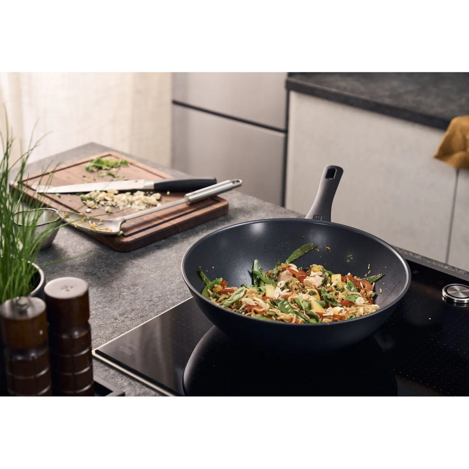 ZWILLING Wok, 30 cm, Aluminium, Titanverstärkte keramische Antihaftbeschichtung
