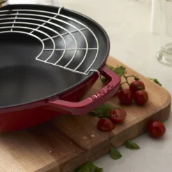 Staub Wok mit Glasdeckel 30 cm, rund, Kirsch-Rot, Gusseisen