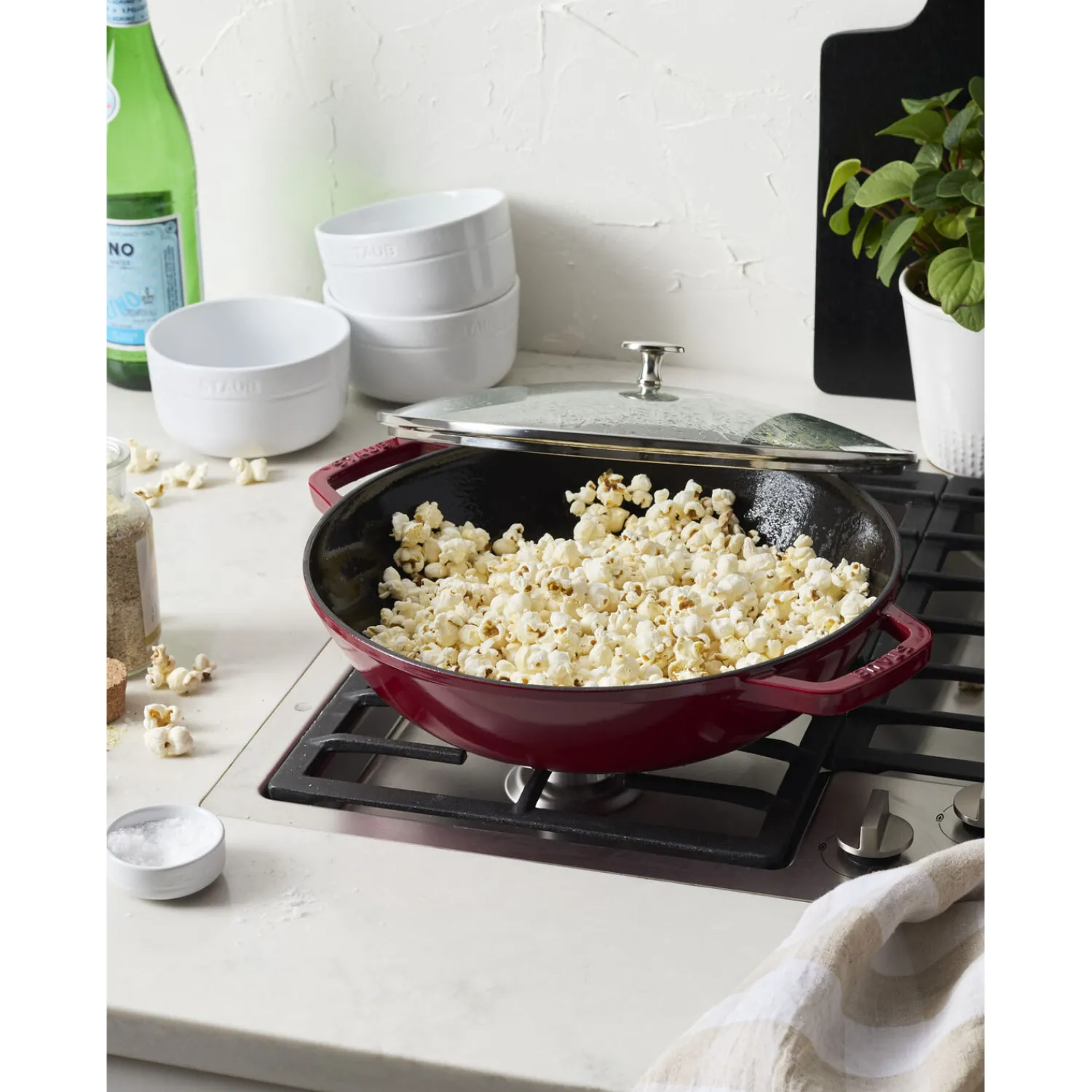 Staub Wok mit Glasdeckel 30 cm, rund, Kirsch-Rot, Gusseisen